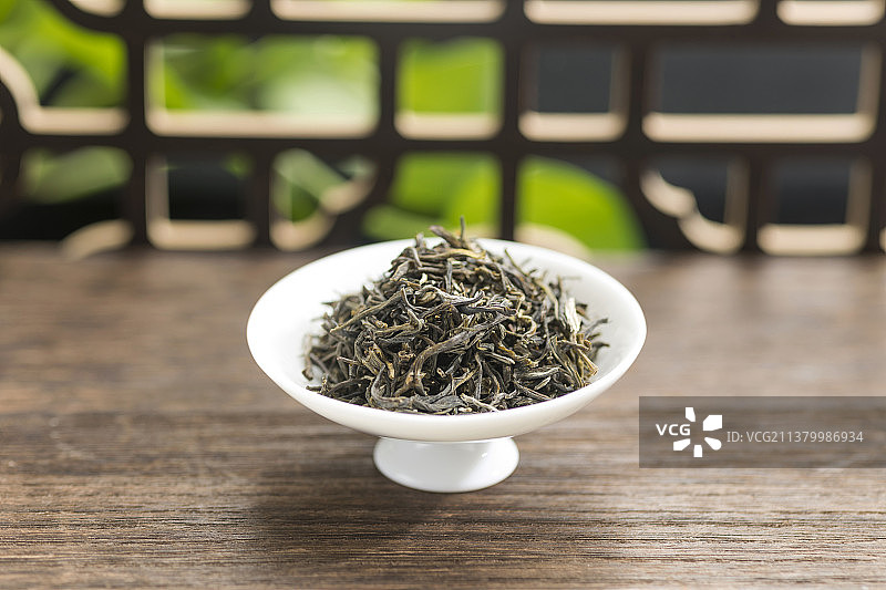 茉莉花茶摆放在古窗棂木桌面上特写图片素材