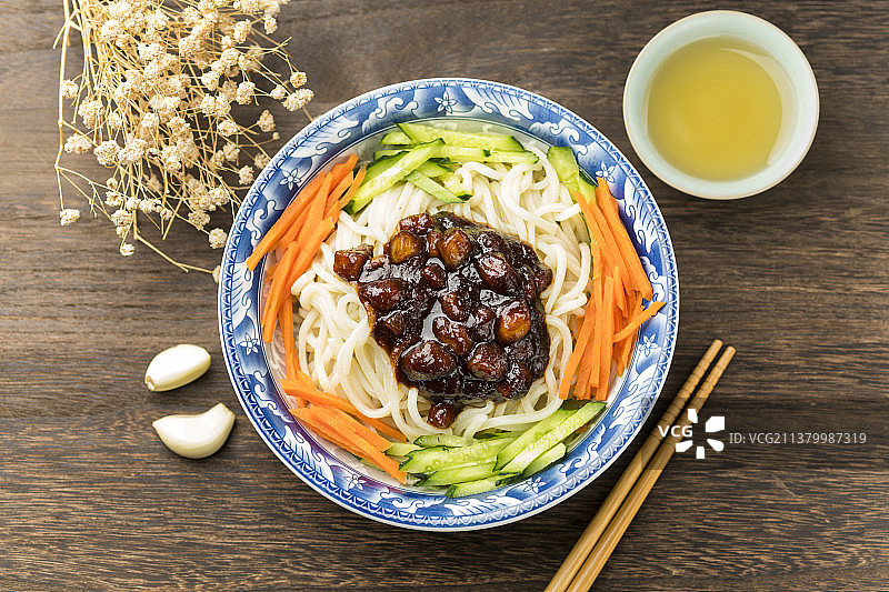 传统面食一碗炸酱面特写木桌面背景图片素材