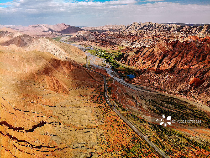 天山神秘大峡谷外的河流和彩色丘陵航拍图片素材