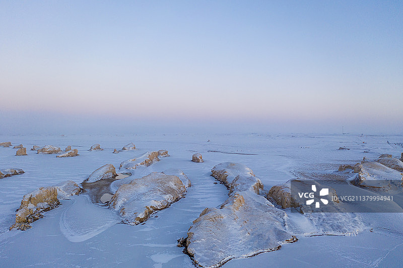 冬季千里冰封的水上雅丹地质公园图片素材