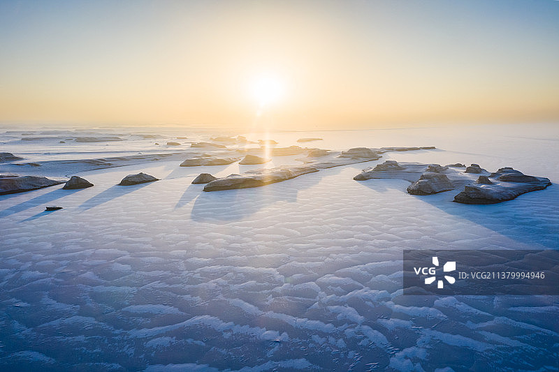 冬季千里冰封的水上雅丹地质公园图片素材