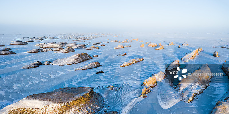 冬季千里冰封的水上雅丹地质公园图片素材