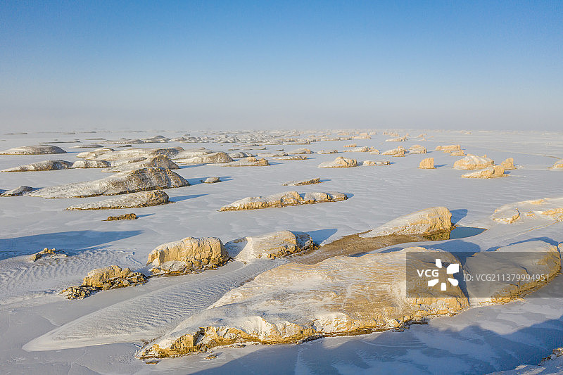 冬季千里冰封的水上雅丹地质公园图片素材