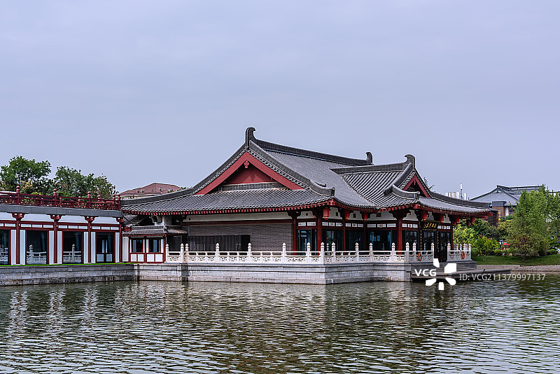 中国陕西西安大唐芙蓉园的园林古建筑图片素材
