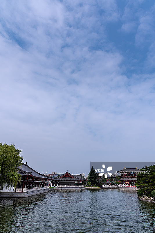 中国陕西西安大唐芙蓉园的园林古建筑图片素材