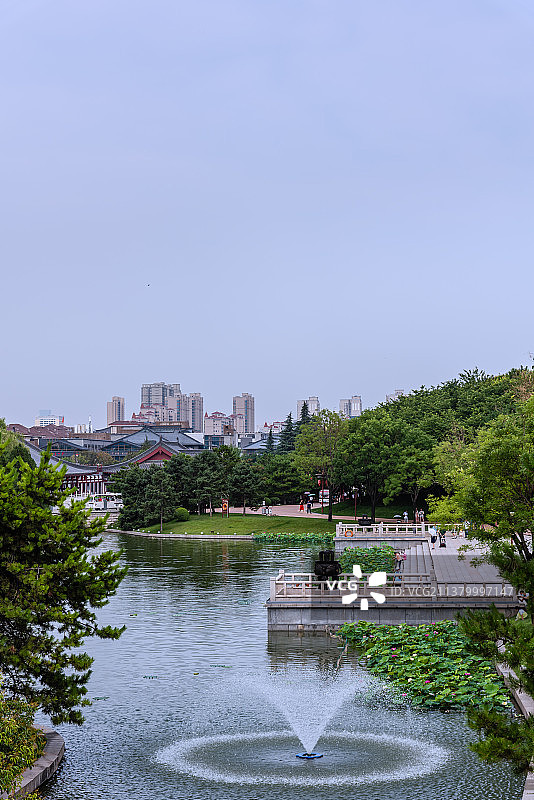 中国陕西西安大唐芙蓉园的园林古建筑图片素材