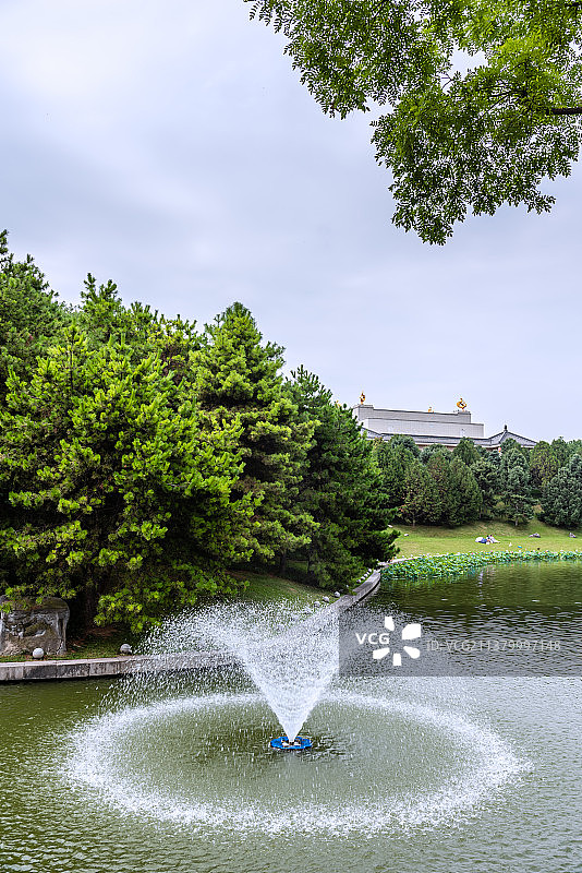 中国陕西西安大唐芙蓉园的园林古建筑图片素材