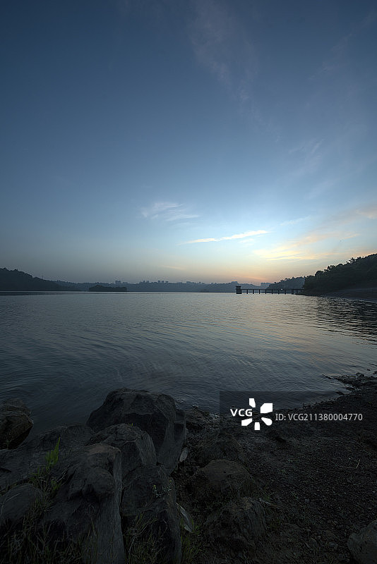 隆昌市古宇湖的晨曦和鸢尾花海图片素材
