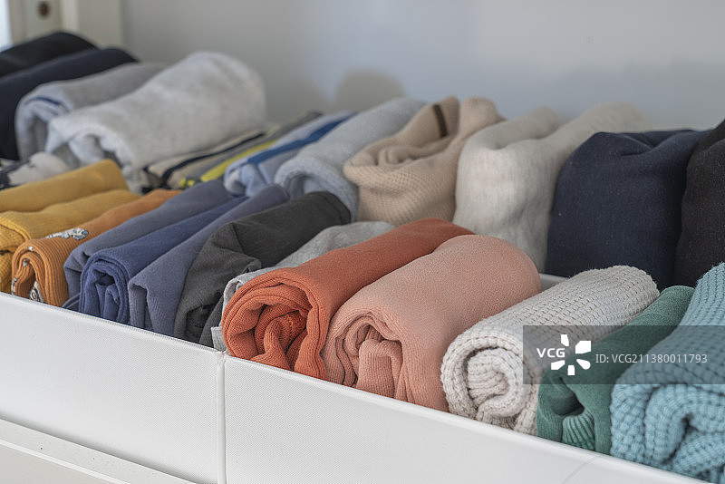 收纳箱里的整齐衣物图片素材