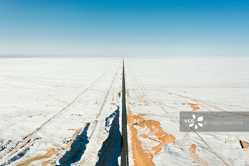冬天雪原里的青海海西戈壁滩里笔直的G315国道图片素材