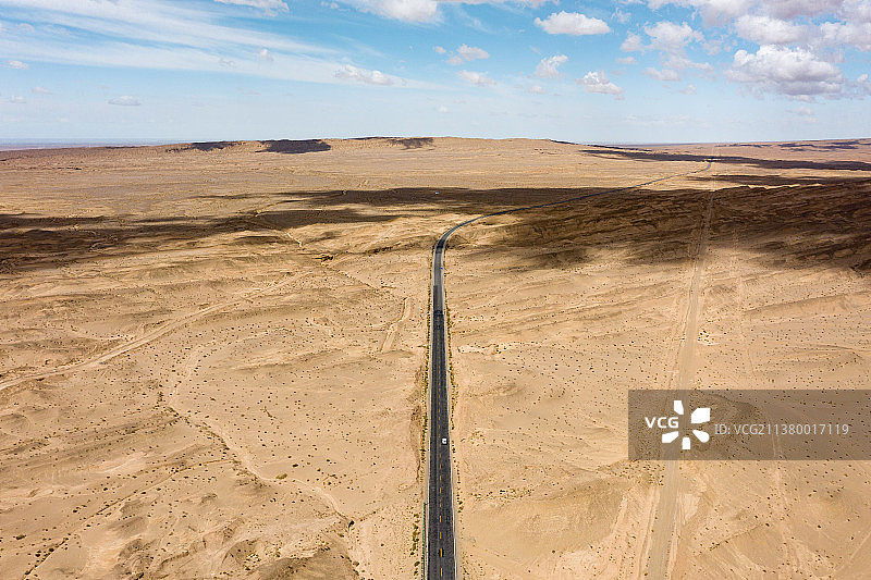青海海西戈壁滩里的G315国道伸向天边图片素材
