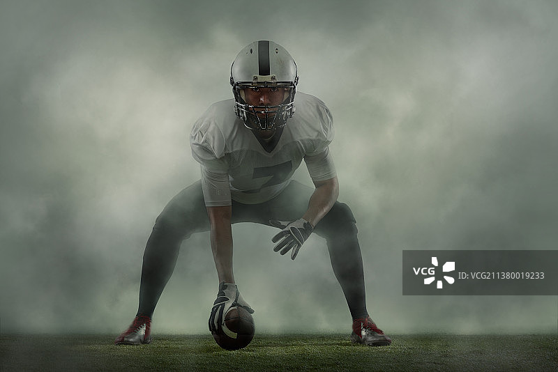 体育场上年轻的橄榄球运动员肖像图片素材