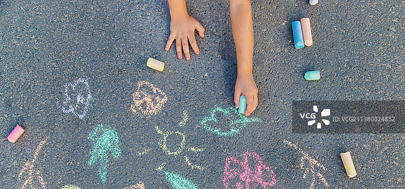 柏油路儿童粉笔画图片素材