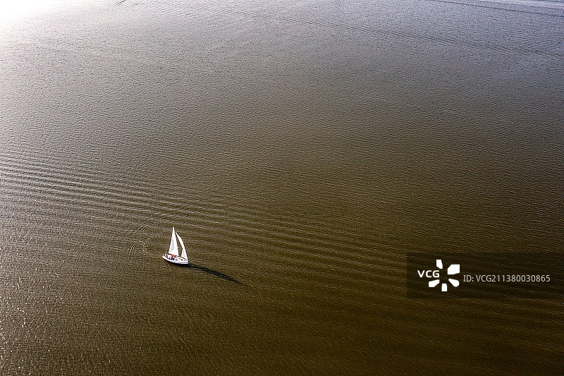 湖上的帆船图片素材