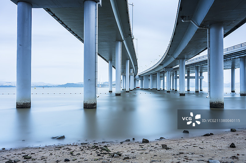 广东省深圳市深圳湾跨海大桥蓝调风光图片素材