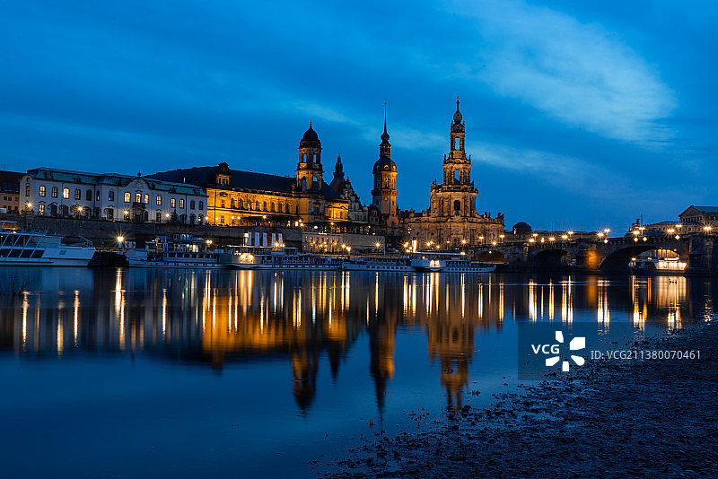 德国萨克森德累斯顿易北河畔傍晚欧洲古典哥特式建筑群图片素材