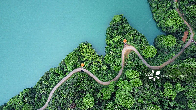 沿湖小路绿水青山航拍俯视图片素材