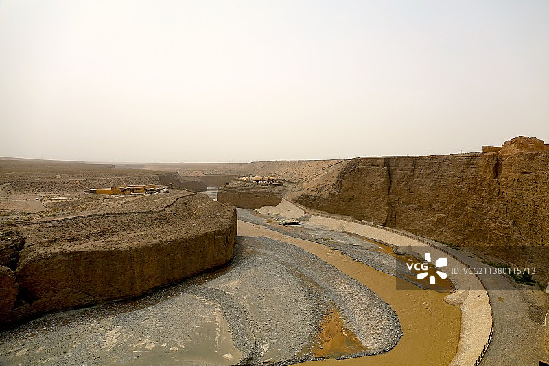 “长城第一墩”下的河谷图片素材