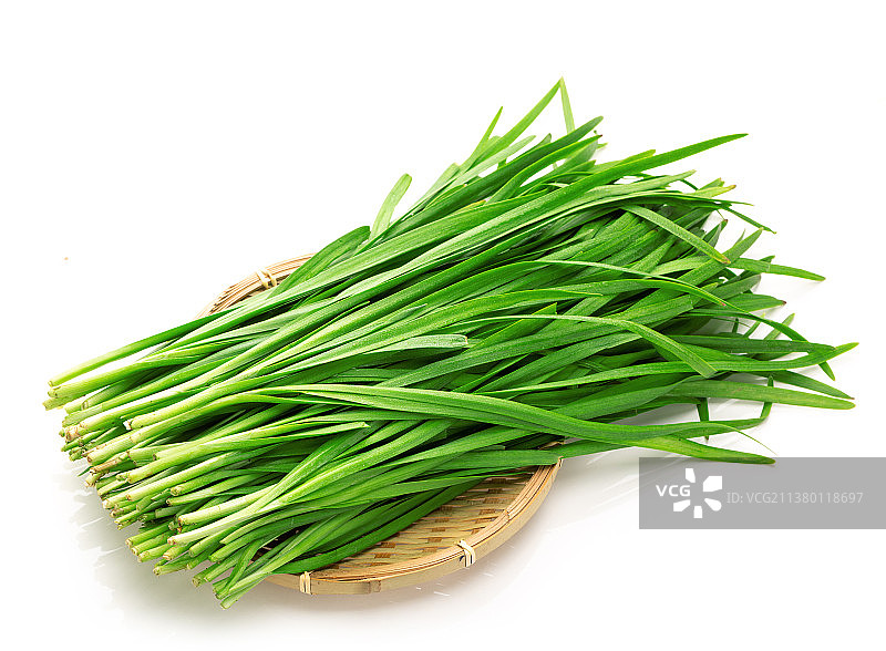 白色背景上的一把韭菜图片素材