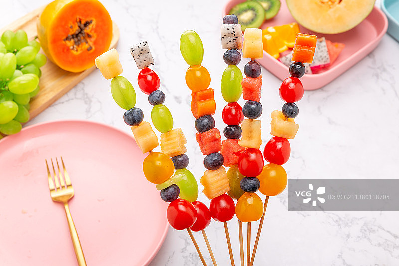 餐桌上的水果串串图片素材