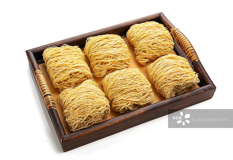 木托盘里的干竹升面食材图片素材
