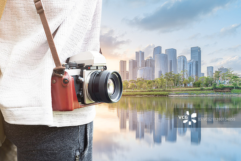 深圳前海城市公园和背着相机旅游的人图片素材