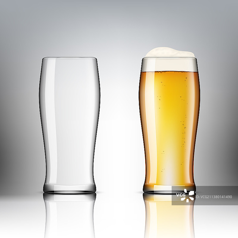 逼真的透明啤酒杯空杯和满杯图片素材