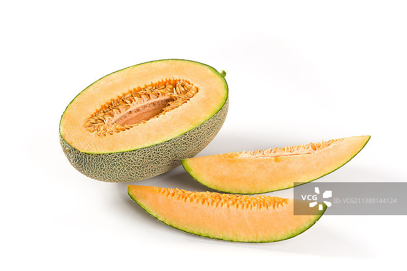 白底上切开的新鲜哈密瓜图片素材