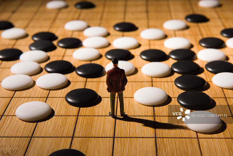 围棋上思考的小人图片素材