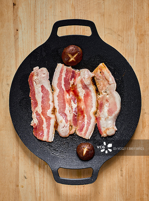 铸铁锅煎烤猪肉五花肉图片素材
