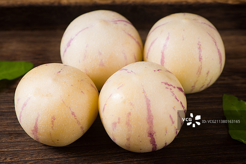 切开的新鲜人参果图片素材