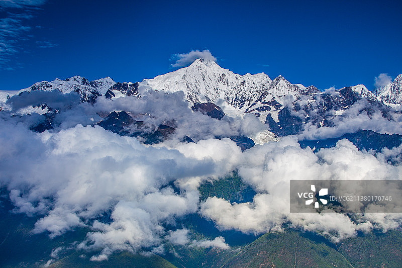 云南省香格里拉梅里雪山图片素材