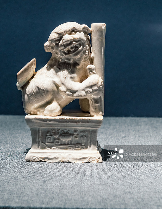 白瓷瓷器，灯台图片素材