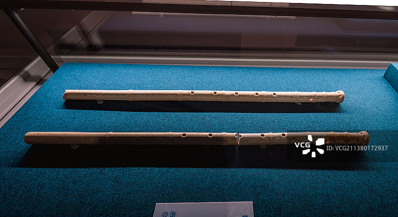 白瓷烧制的乐器，箫图片素材