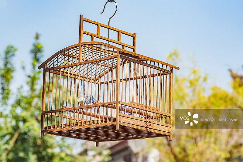 悬挂着的空鸟笼图片素材