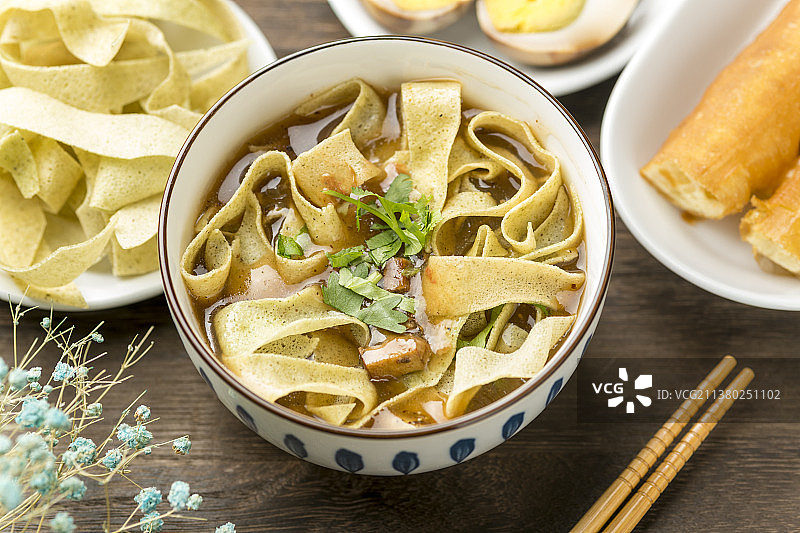 天津传统早餐锅巴菜油条茶叶蛋特写图片素材