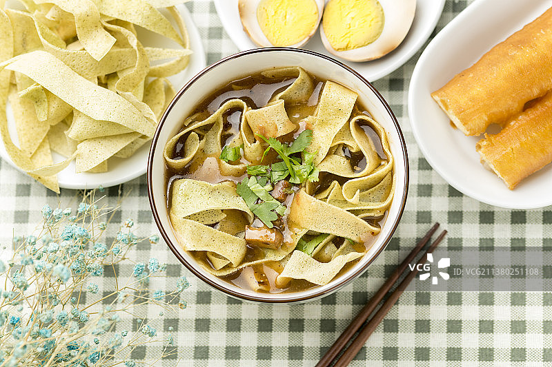 天津传统早餐锅巴菜油条茶叶蛋特写图片素材