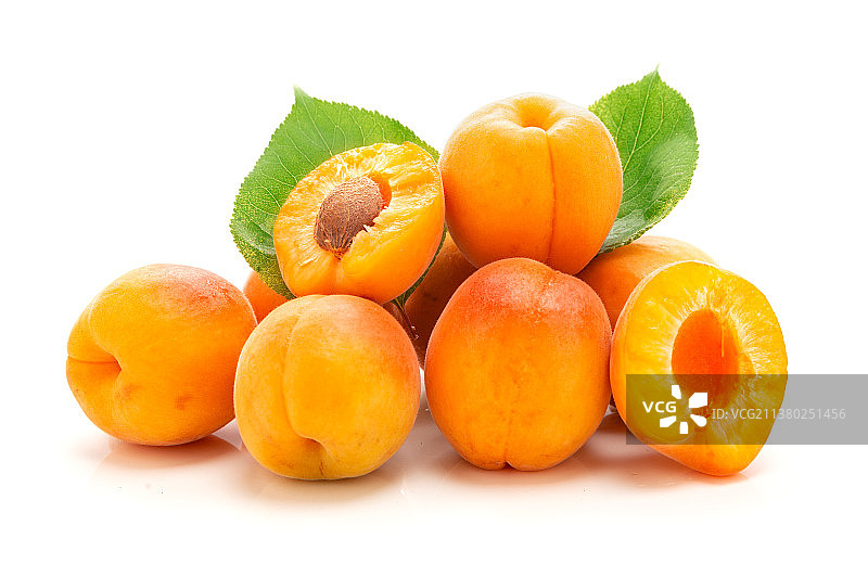 白色背景上的黄杏水果图片素材