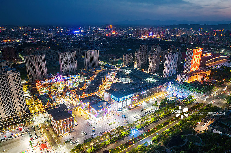 河南信阳万达广场城市天际线夜景风光航拍俯瞰图片素材