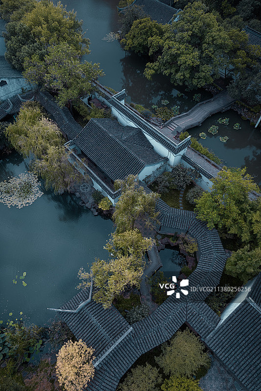 植被茂密的世界文化遗产沧浪亭与可园的航拍图片素材