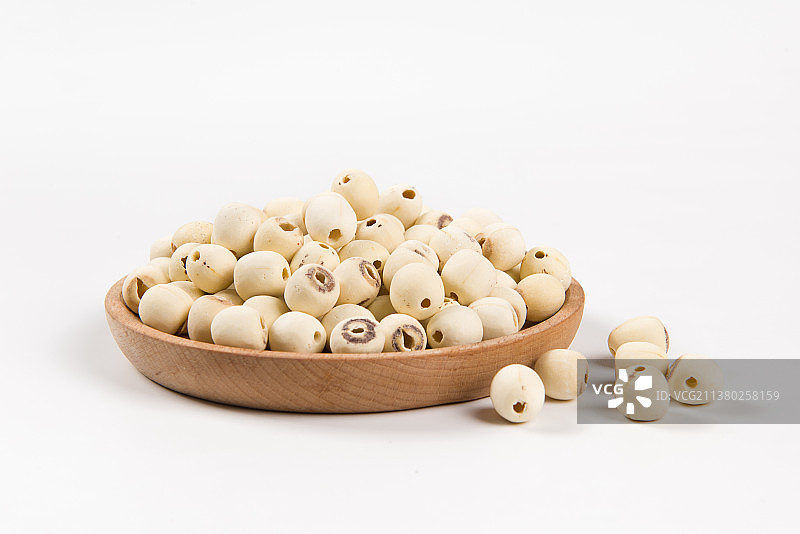 白色背景上的干莲子图片素材