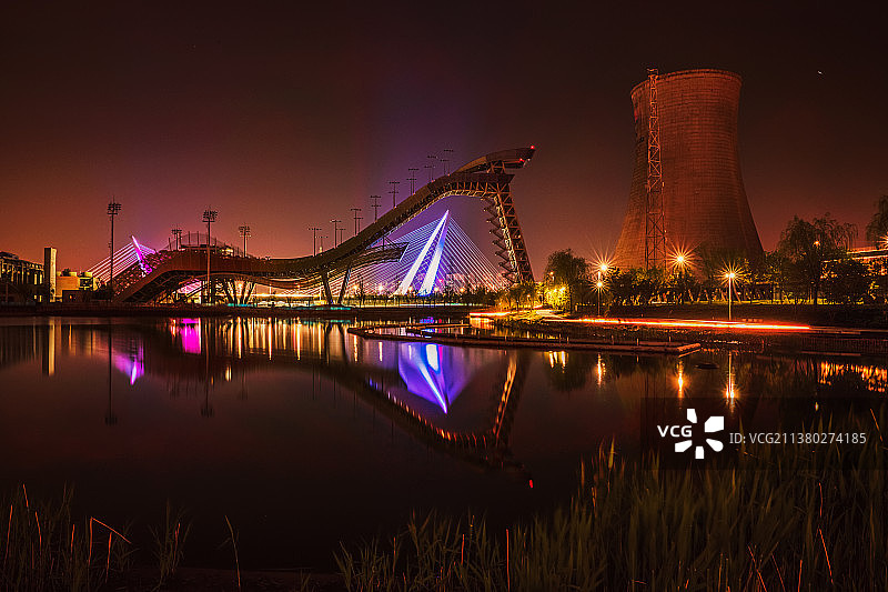 夜幕下的首钢园图片素材