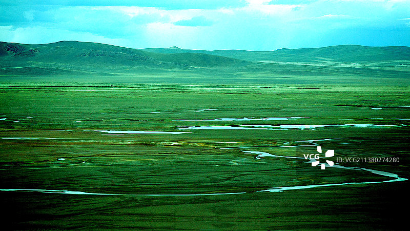 长江源头青藏高原沱沱河，涓涓溪水倒影唐古拉雪峰。图片素材