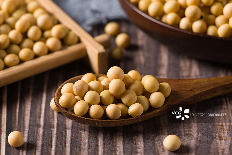 桌上的黄豆大豆图片素材