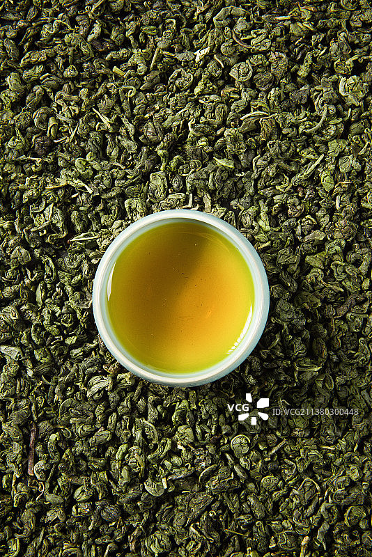 茶叶上的一杯绿茶图片素材