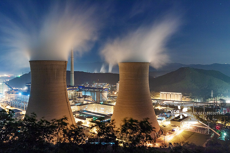 工业冷却水塔夜景图片素材