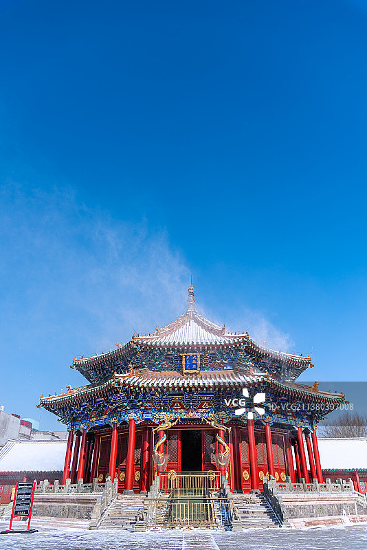 冬天雪后中国沈阳故宫的大政殿图片素材
