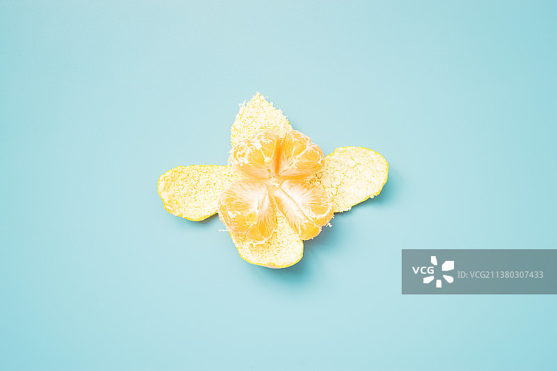 蓝色背景上的一只新鲜的橘子图片素材