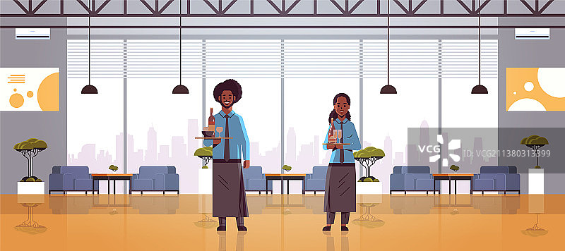 情侣男服务员手持酒瓶和玻璃杯图片素材