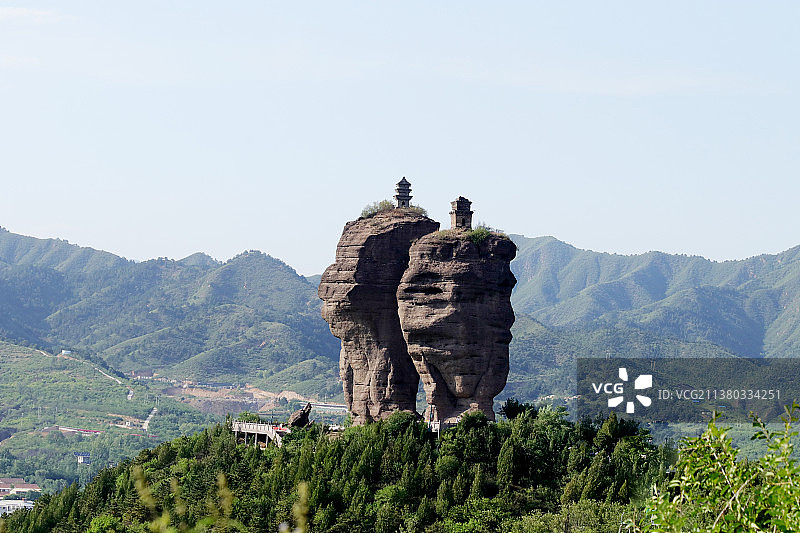 河北承德双塔山和岩柱之上的古塔图片素材